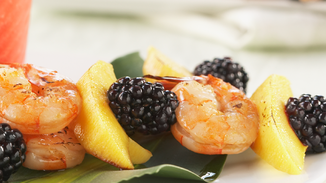 Shrimps with blackberries recipe