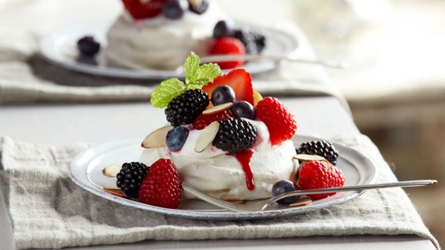recipe meringue with berries